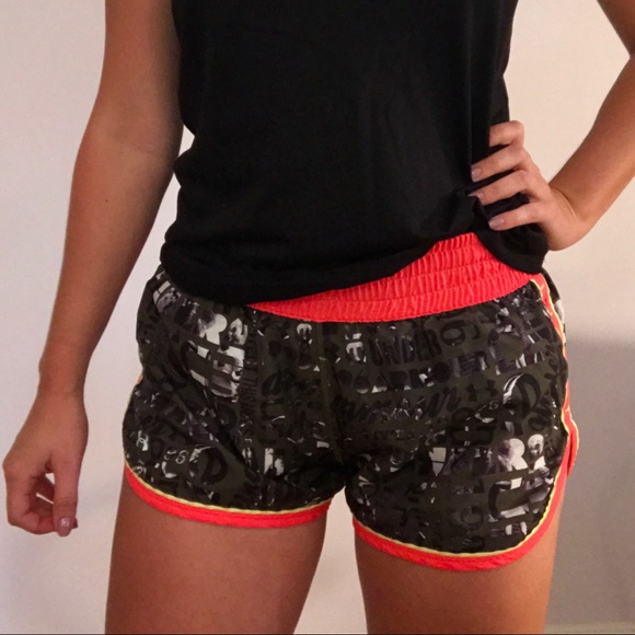 Under Armour Pants - Green patterned Under Armour running shorts